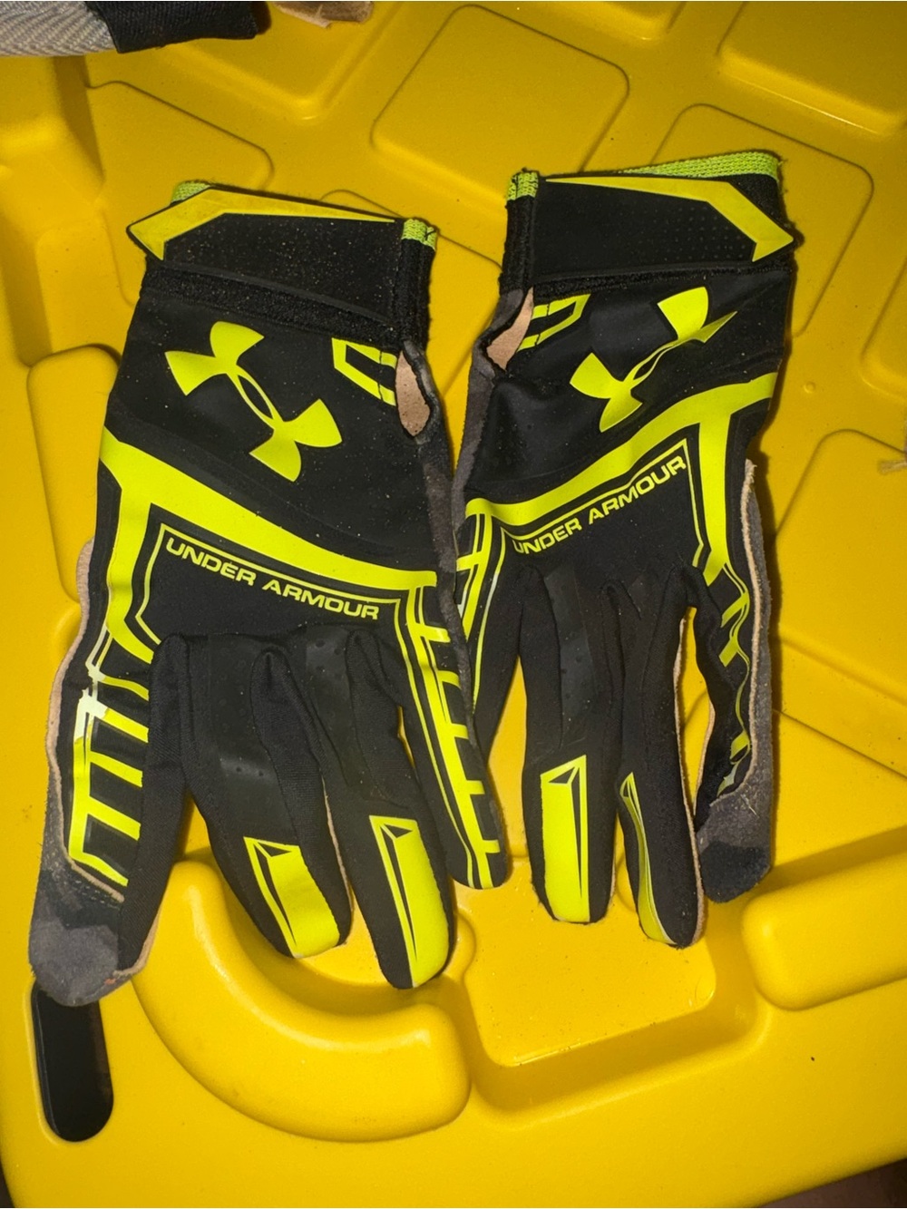 Under Armour unisex Black & Neon green Batting gloves